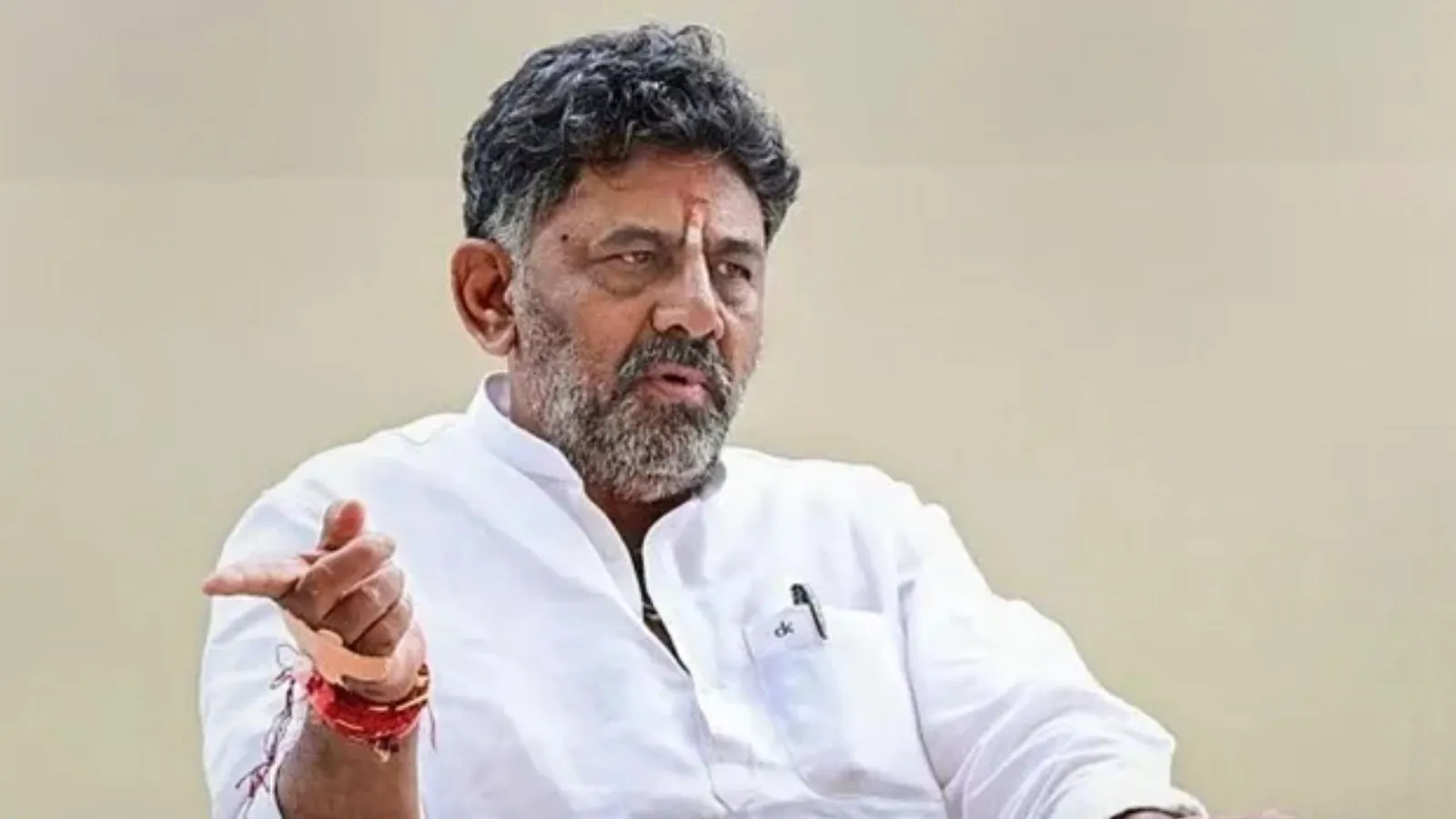 Cop stops Karnataka ministers at Mysuru Dasara; CM Shivakumar orders probe